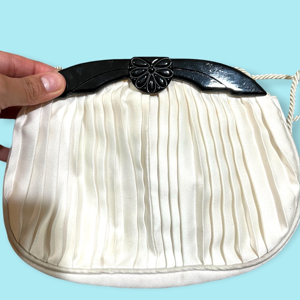 COPY - Vintage NEIMAN MARCUS Pleated Crossbody Clutch Bag - Picture 3 of 3